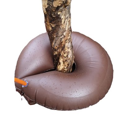 Mejore su rutina de cuidado de árboles con un saco de riego de 20 galones y un sistema de riego por goteo