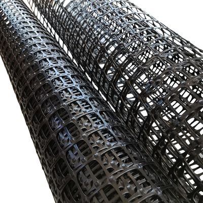 Cuadrícula de malla de plástico de polipropileno de cuadrícula geográfica biaxial para estabilizador de suelo de carretera anchura 1-6m longitud 50-100m