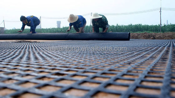 Geogrid de fibra de vidrio recubierta de betún 50KN El producto esencial para el refuerzo de carreteras